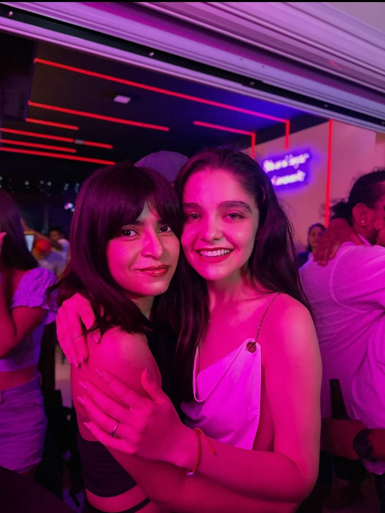Dos amigas disfrutando una noche real en Single's Bar
