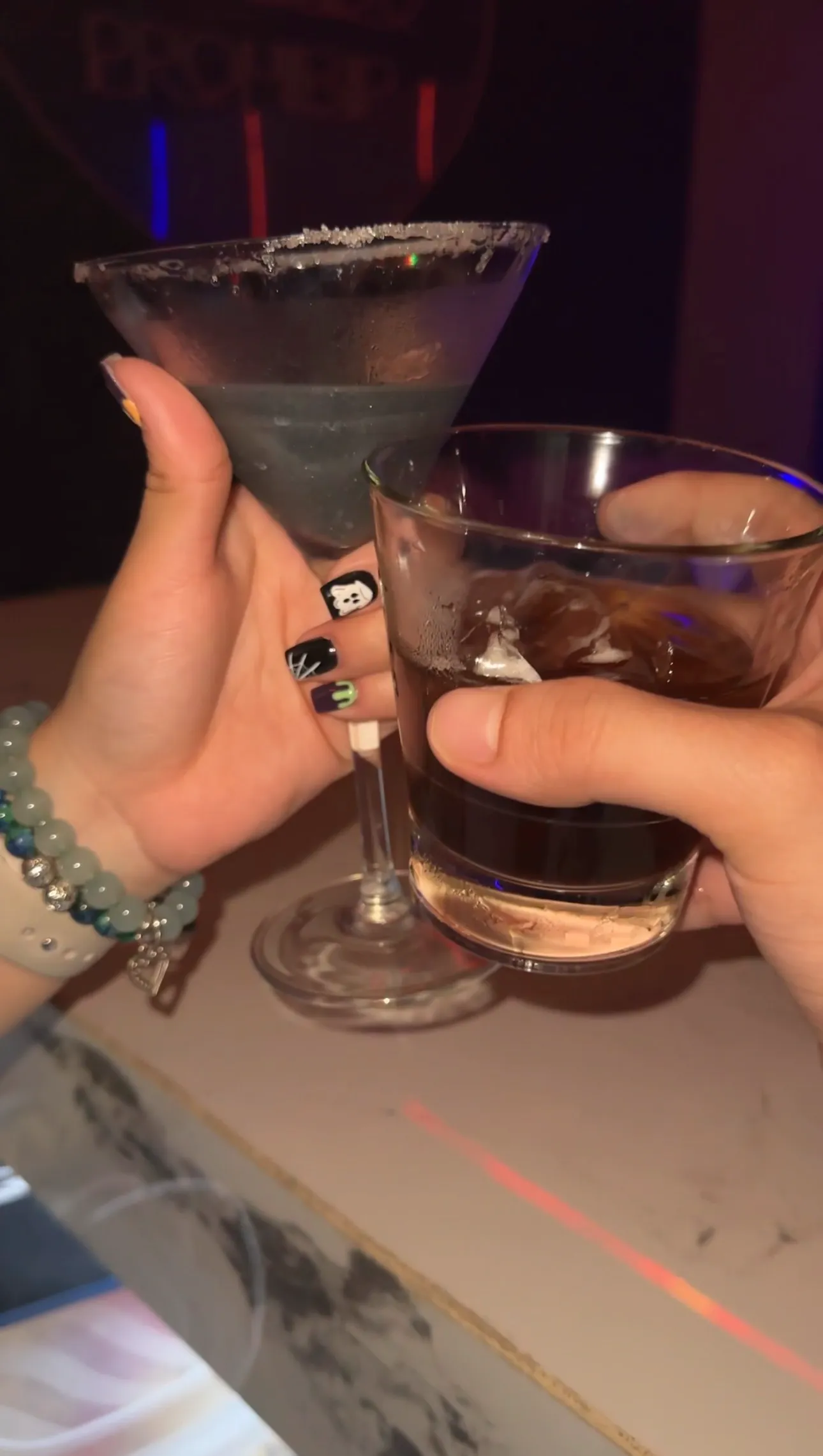 Brindis con cócteles en una mesa real de Single's Bar