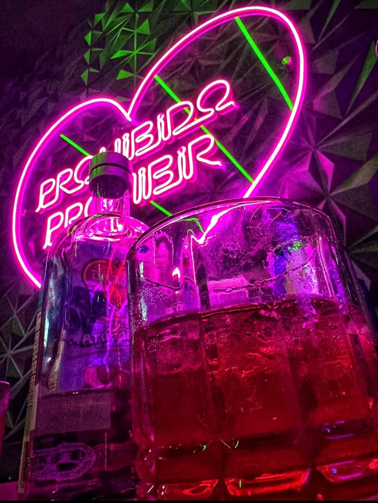 Cóctel con neon