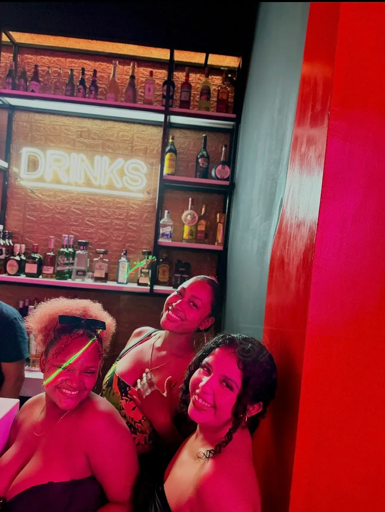 Grupo de amigas en la barra de Single's Bar