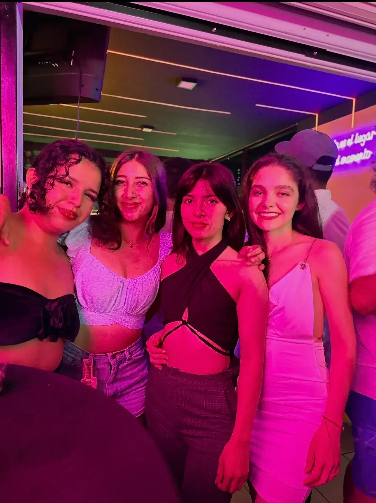 Grupo de amigas durante una noche real en Single's Bar