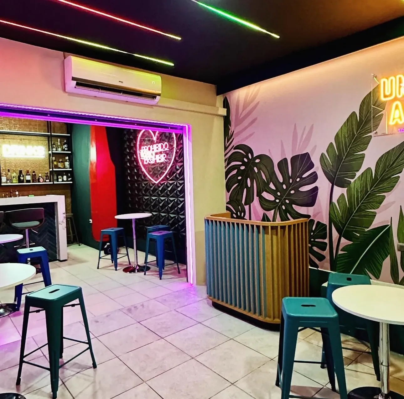 Interior de Single's Bar