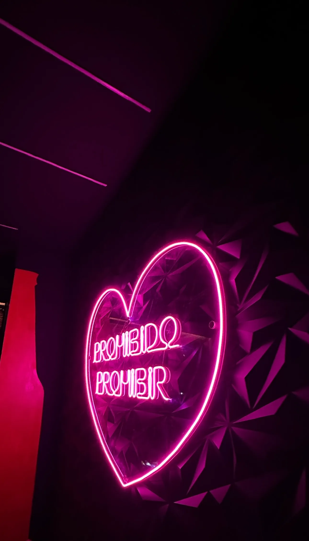 Prohibido Prohibir heart neon from a side angle