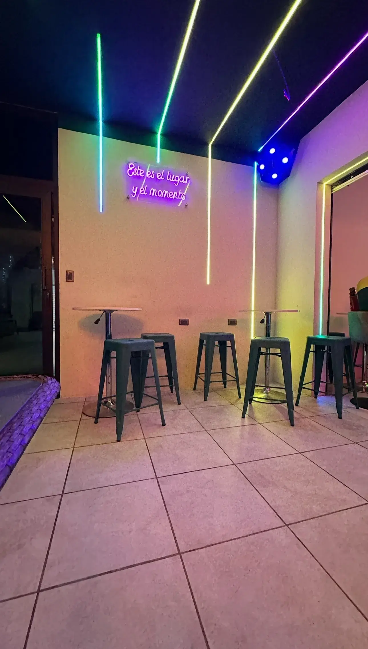 Terraza y mesas reales de Single's Bar en Santo Tomás