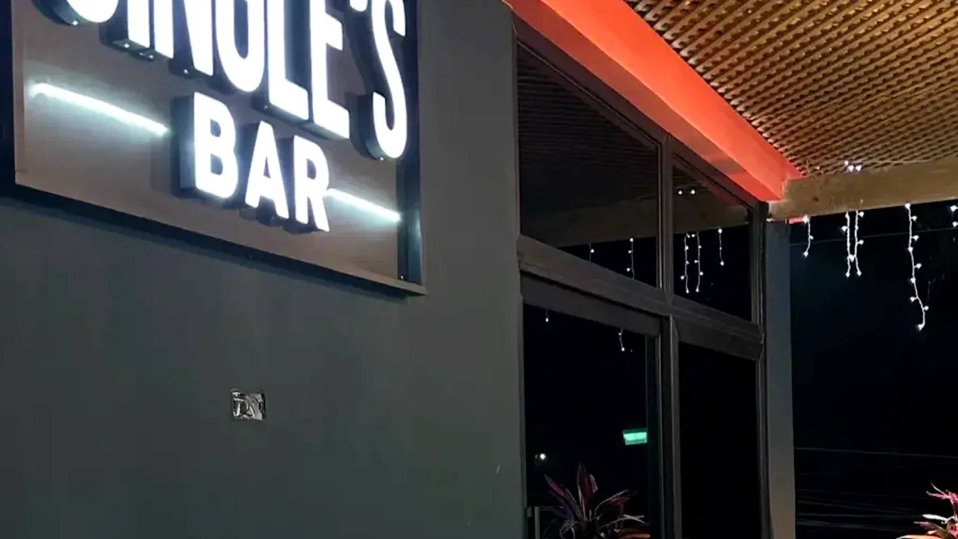 Single's Bar night facade in Santo Tomás de Castilla